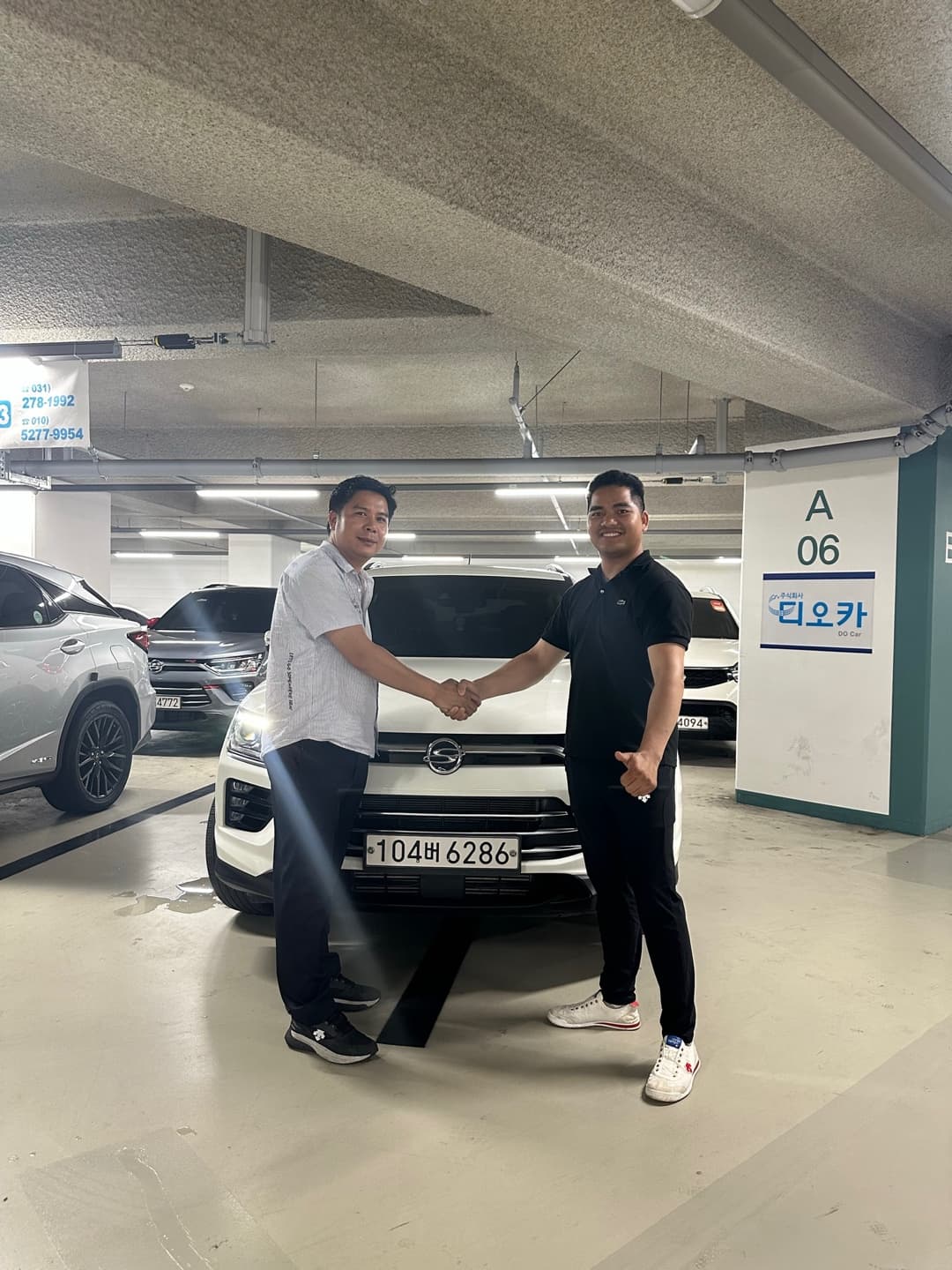 Giao xe sedan cho khách hàng tại Đà Nẵng