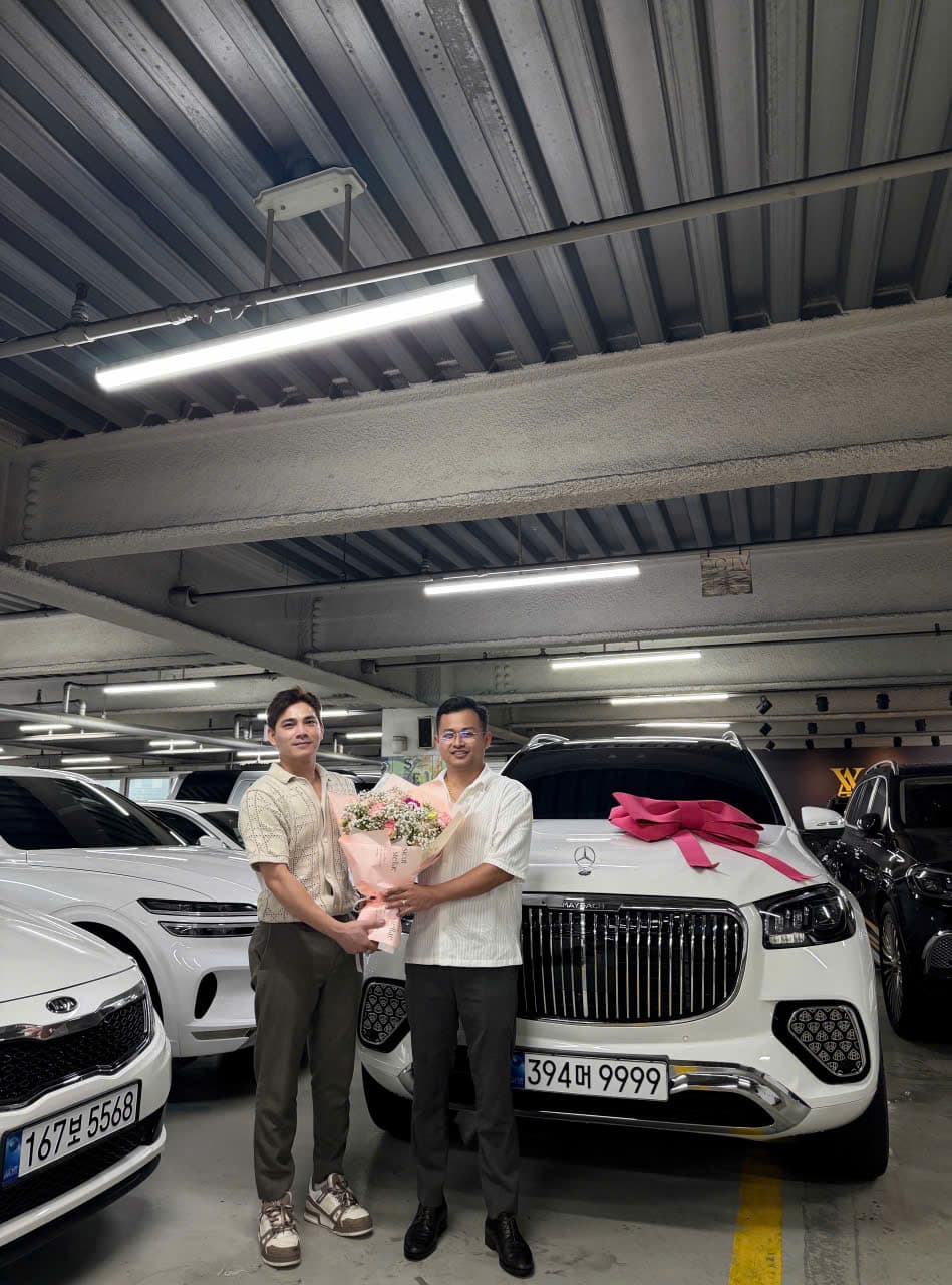Giao xe sedan cho khách hàng tại Đà Nẵng