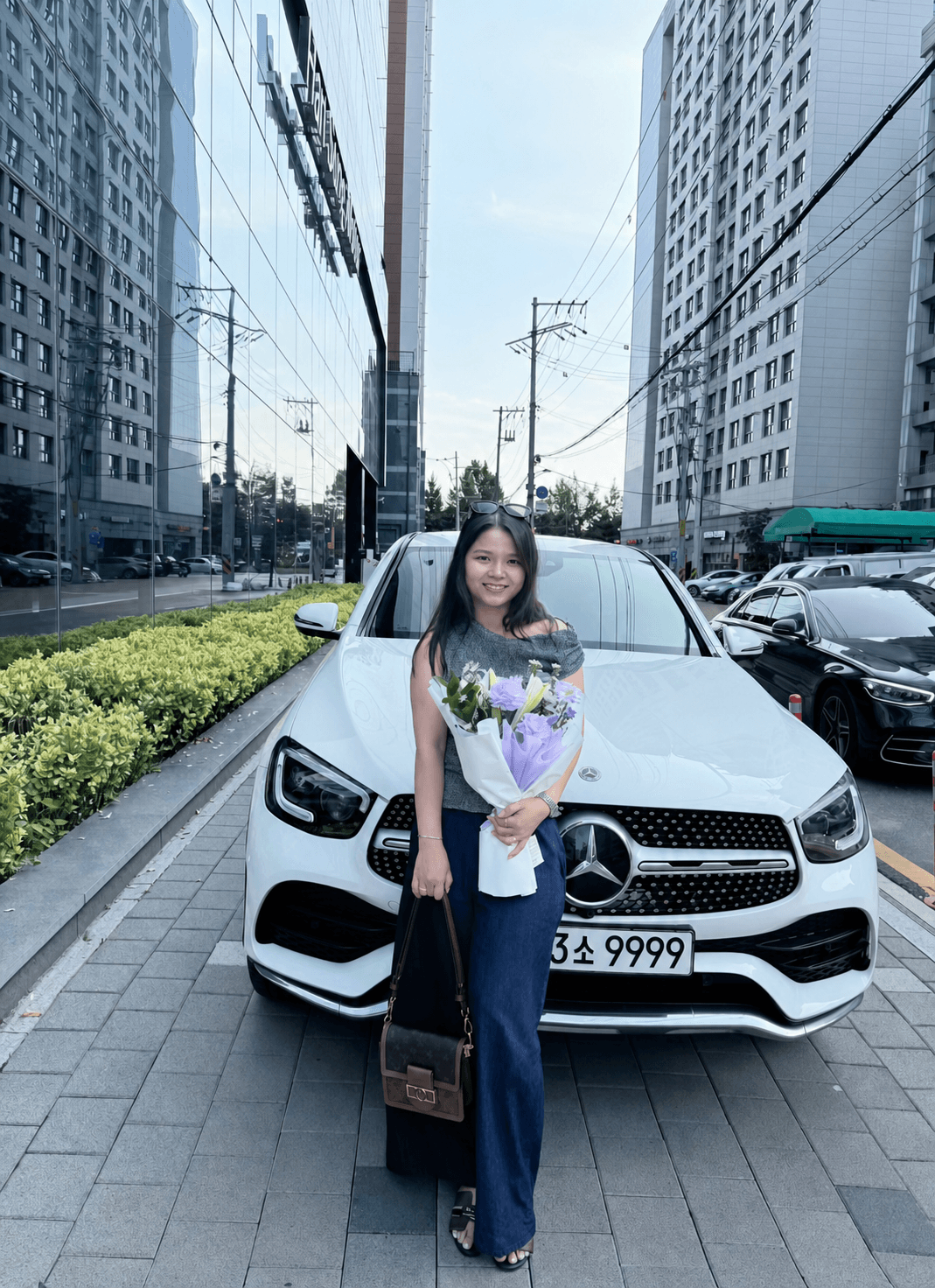 Khach hang nhan xe Mercedes-Benz tai Oto Dinh Thang
