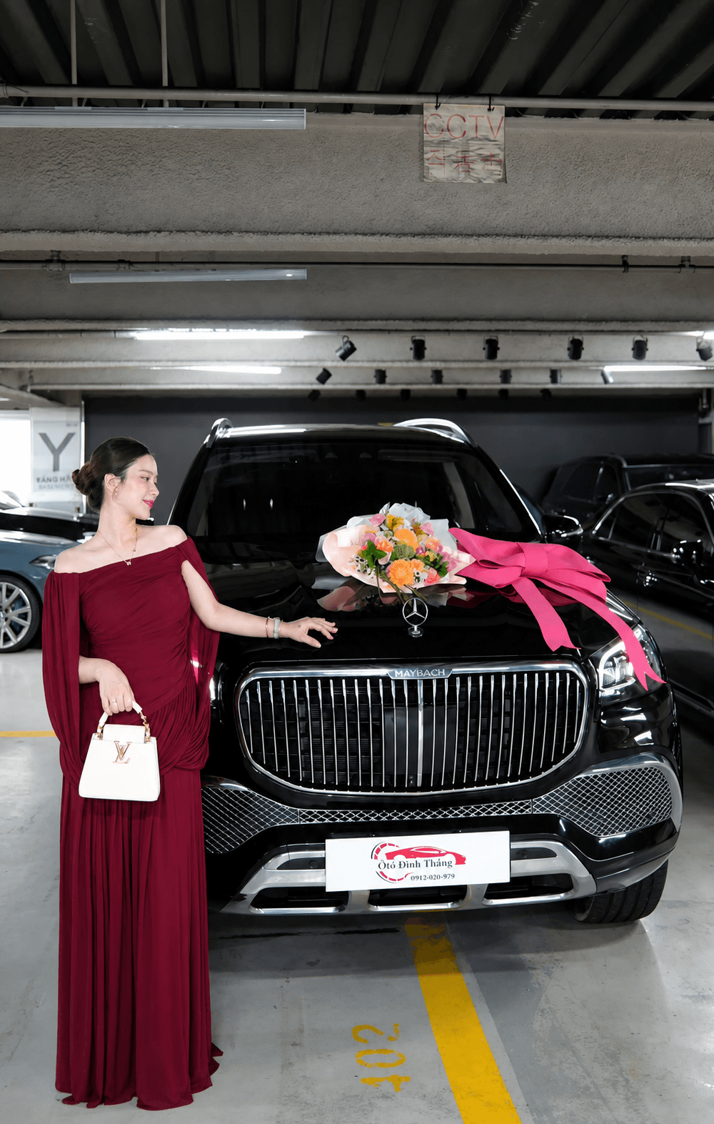 Khach hang nhan xe Mercedes-Maybach tai Oto Dinh Thang
