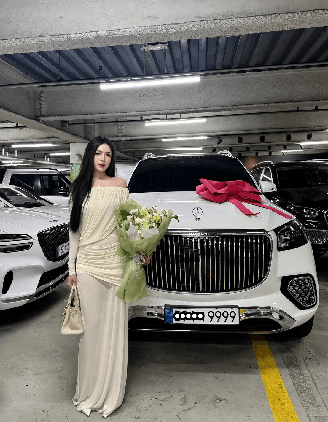 Khach hang nhan xe Mercedes-Maybach mau trang