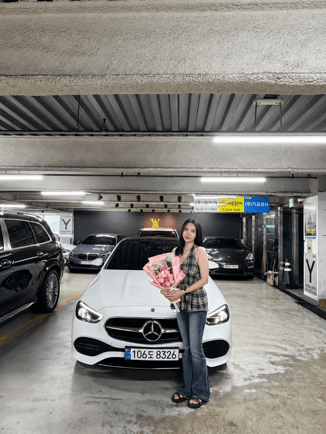 Khach hang nhan xe Mercedes-Benz mau trang