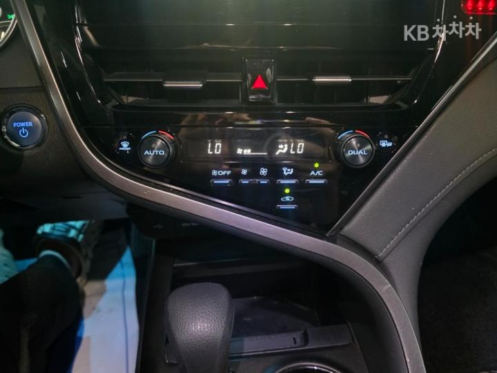 도요타 캠리 XV70 2.5 하이브리드 LE