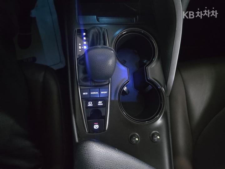 도요타 캠리 XV70 2.5 하이브리드 LE