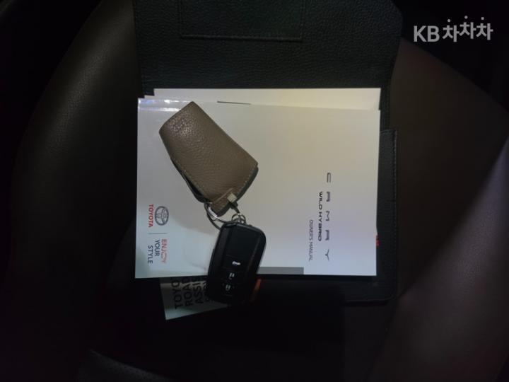 도요타 캠리 XV70 2.5 하이브리드 LE