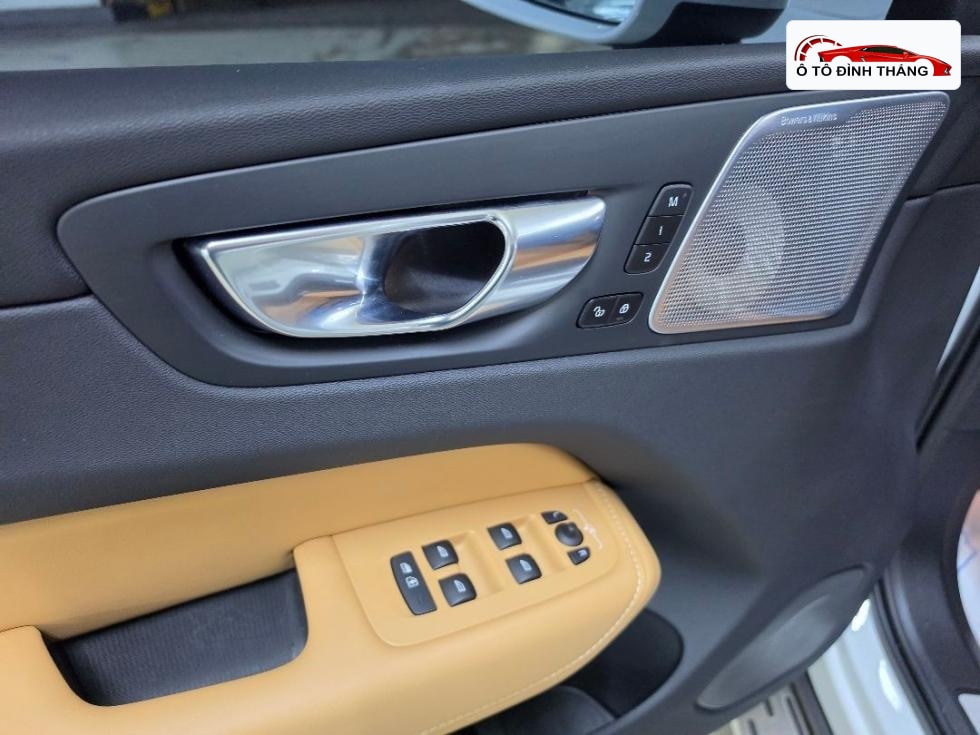 볼보 XC60 2세대 B5 Ultra Bright