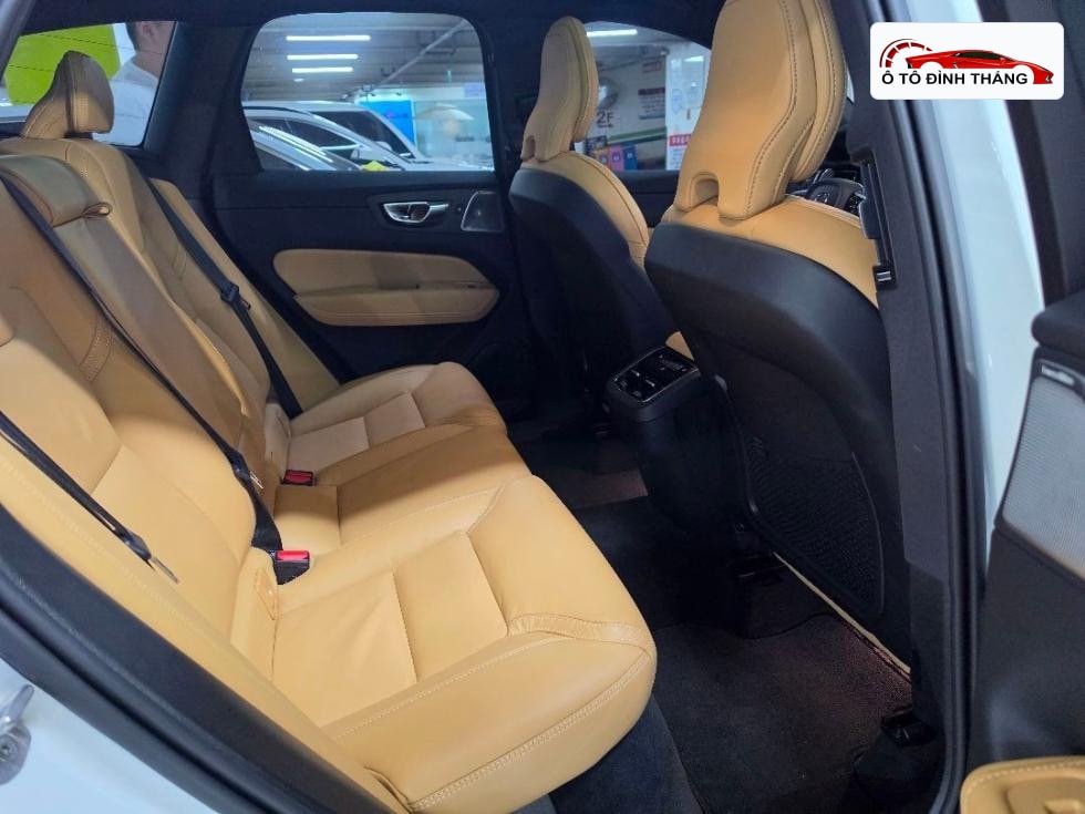 볼보 XC60 2세대 B5 Ultra Bright