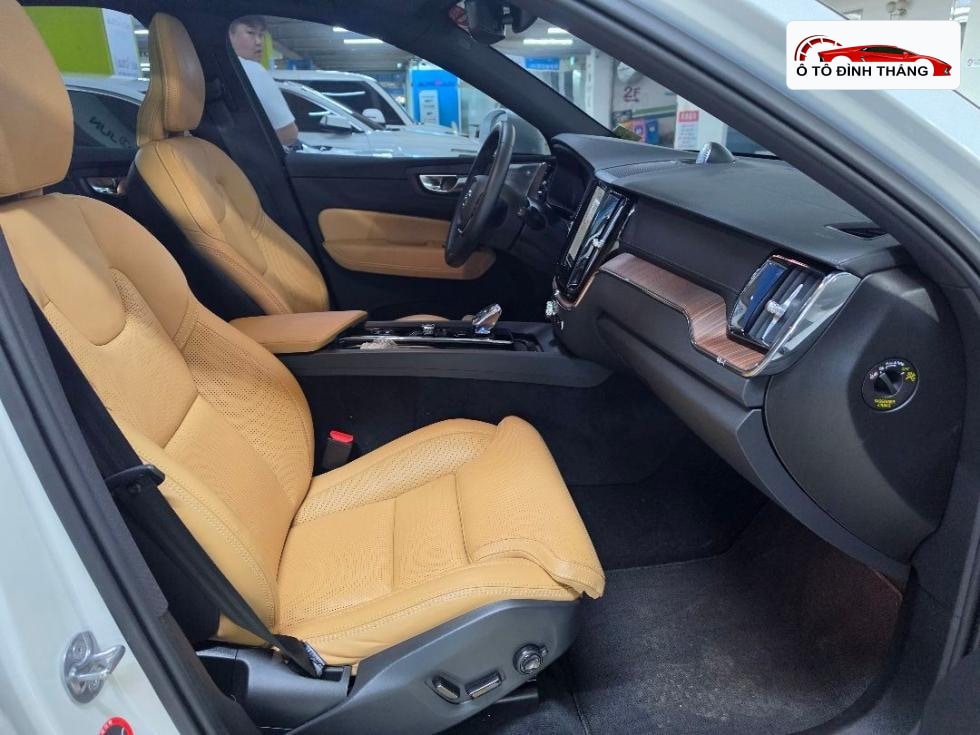볼보 XC60 2세대 B5 Ultra Bright