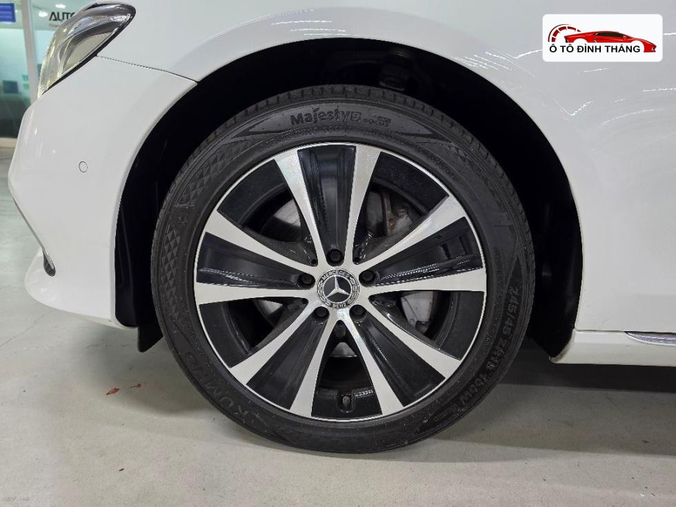 벤츠 E클래스 (W213) E300e 4MATIC Exclusive